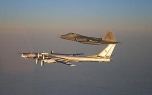 Tiêm kích F-22 theo sát Tu-95MS mang tên lửa trên Thái Bình Dương