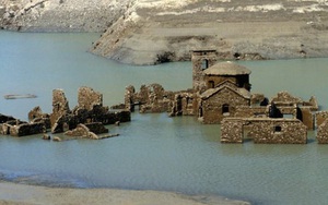 Sự thật về 'ngôi làng ma' gần 1.000 năm tuổi chìm nghỉm dưới nước rồi lại bất ngờ nổi lên sau nhiều năm, tàn tích gần như còn nguyên vẹn gây ngỡ ngàng