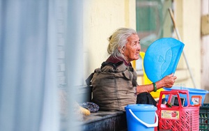 5 thập kỷ "gắn bó" với vỉa hè Hà Nội của bà cụ 80 tuổi: Chẳng sợ bom rơi thì giờ ngại gì nắng mưa