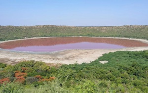 Chuyên gia đau đầu vì hồ nước 50.000 năm tuổi ở Ấn Độ biến thành màu hồng một cách bí ẩn