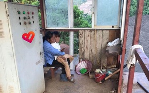 Thấy nữ thợ xây mang con ra công trường nóng rát, người giám sát có hành động khiến tất cả ấm lòng