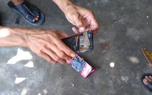 Phát hiện nam thanh niên tử vong tại phòng khách, điện thoại bị nổ dính vào ngực