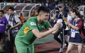 Ăn mừng cùng Phan Văn Đức, cựu thủ môn U23 Việt Nam gặp cảnh "dở khóc dở cười" vì fan nhí