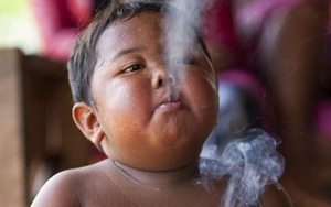 7 năm ấu thơ cơ cực của cậu bé hút 40 điếu thuốc mỗi ngày, bị ví là 'nô lệ tí hon' của thuốc lá và hành trình tìm lại chính mình khiến cả thế giới kinh ngạc