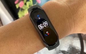 Cận cảnh Xiaomi Mi Band 5: Ấn tượng tuyệt vời, dùng sướng hơn rất nhiều so với thế hệ trước