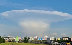 Đám mây hình nấm khổng lồ gợi nhớ thảm họa hạt nhân kinh hoàng