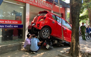Nữ tài xế lùi xe đè 3 xe máy, đâm vỡ kính cửa trung tâm Anh ngữ