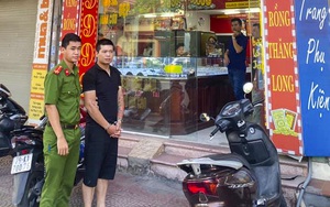 Lời khai của kẻ mặc áo sơ mi trắng cướp tiệm vàng, đâm trọng thương người truy đuổi ở Hà Nội