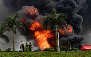 Ảnh: Cháy dữ dội kho hóa chất ở Long Biên, thùng phuy phát nổ bay cao hàng chục mét