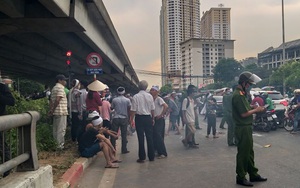 Hà Nội: Cả tuyến đường ùn tắc do gia đình nạn nhân kéo đến hiện trường vụ tai nạn 1 năm trước