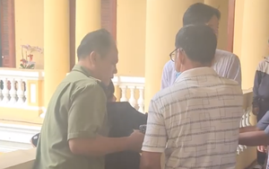 TP.HCM: Bị đơn bức xúc định nhảy lầu sau khi nghe tòa tuyên án