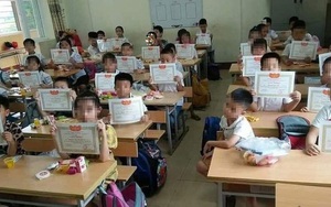 Hình ảnh gây tranh cãi nhất năm: Học sinh lạc lõng trong lớp vì không được giấy khen và tâm thư của một thầy giáo