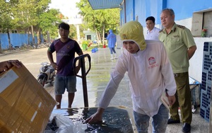 Bắt quả tang cơ sở đang đưa tạp chất vào tôm nguyên liệu tại Kiên Giang