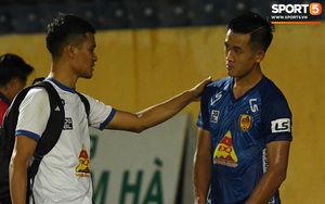 Mệt rũ người sau trận đấu, cầu thủ Quảng Nam vẫn phải đứng chờ vì sợ cổ động viên Nam Định "làm loạn"