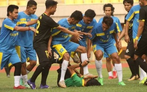 Cầu thủ Indonesia đánh hội đồng trọng tài gây sốc, nạn nhân bàng hoàng kể lại: "Họ đá cho tôi ngã xuống rồi giẫm rách cả mặt"