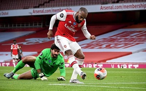 "Cặp đôi vàng" khiến Liverpool thua sốc Arsenal; Wolves "giương cờ trắng" trước Man United