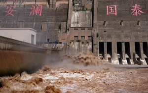 [Ảnh] TQ: Đập thủy điện gây tranh cãi trên sông Hoàng Hà xả lũ, sẵn sàng đối phó đợt lũ mới
