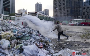 Hà Nội: Rắc hàng tấn vôi bột vào trăm tấn rác chất đống giữa phố