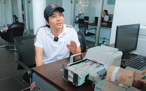 Youtuber Khoa Pug bất ngờ trở lại sau thời gian “ở ẩn”, chân mang dép lào, tay xách nguyên bọc tiền trị giá cả tỷ đồng đến sắm ôtô