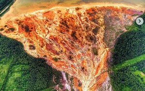 Kỳ bí ‘dòng nước lũ’ màu da cam chảy cuồn cuộn ở Nga