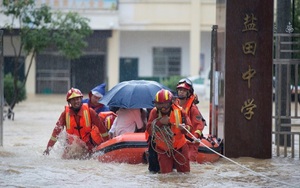 Trung Quốc cảnh báo đỏ vì mưa lũ, Mỹ cũng phải ‘chịu trận’