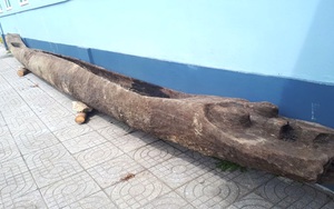 Đi đánh cá vớt được 2 chiếc thuyền độc mộc cổ, quý hiếm dưới lòng sông