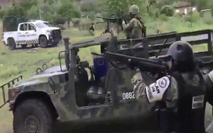 Video: Băng đảng Mexico phục kích đoàn xe quân đội, hai bên nã “mưa đạn”