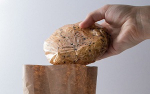 Đau đầu vì thải ra quá nhiều túi nilon mỗi lần ăn mì, cô sinh viên nghĩ cách 'ăn mì ăn cả gói'