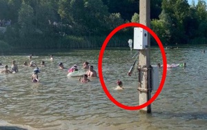 Bức ảnh người dân bơi lội dưới hồ hết sức bình thường nhưng khiến ai nhìn thấy cũng phẫn nộ ngay lập tức vì sự xuất hiện của thứ này