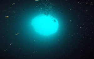 Các nhà khoa học tiến hành nghiên cứu những 'hố xanh' nằm dưới đáy đại dương, phát hiện ra được nhiều điều thú vị