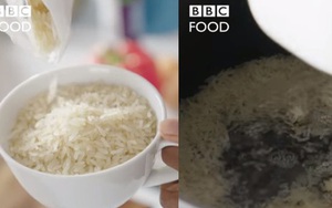Show ẩm thực Anh khiến cư dân mạng châu Á 'đứng ngồi không yên' vì cách nấu cơm ngược đời: Không vo gạo, đem cơm chín rửa lại với nước lạnh