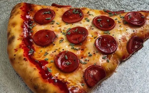 Nếu bạn nghĩ đây là miếng pizza ngon lành thì bạn đã sai hoàn toàn, không ít người phải "ăn" cú lừa ngoạn mục để rồi trầm trồ thán phục