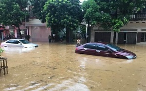Mưa lớn trút xuống gây ngập lụt ở Lào Cai, ô tô "ngụp lặn" dưới nước