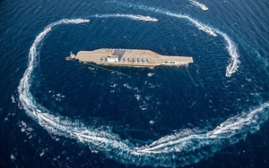 Iran điều tàu áp sát, bắn phá mô hình tàu sân bay Mỹ ở Hormuz