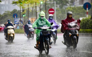 Video: Hà Nội đón "cơn mưa vàng" ngắn ngủi giải nhiệt sau nhiều ngày nắng nóng
