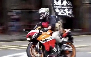 Thanh niên Hồng Kông lái môtô tông cảnh sát bị truy tố theo luật an ninh mới