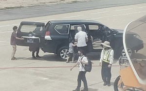 Xe đón Phó Bí thư Phú Yên và người nhà mới được cấp thẻ vào sân bay Tuy Hoà