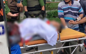Người đàn ông la hét, cầm hung khí đuổi người đi đường rồi đâm vào bụng gây thương tích ở Sài Gòn