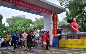 Học sinh Trung Quốc vỡ òa lao ra khỏi cổng trường sau khi hoàn thành môn cuối cùng của kỳ thi đại học khắc nghiệt nhất thế giới