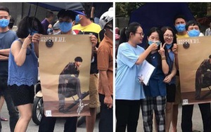 Dân tình thả tim rần rần khi thấy bố mẹ cầm poster có ảnh Gun Thần - Lý Hiện, đứng chờ con gái trước cổng trường thi