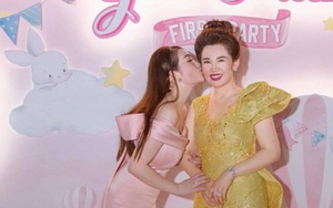Bất ngờ với nhan sắc trẻ trung của mẹ "cô dâu 200 cây vàng", rực rỡ bên con gái trong bữa tiệc mừng thành viên mới