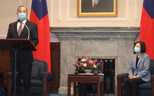 Lần đầu tới Đài Loan, Bộ trưởng Mỹ nhìn bà Thái rồi nói: Rất cảm ơn Chủ tịch Tập đã chào đón tôi!