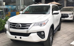 Sắp ra bản mới, Toyota Fortuner 'sảy chân': Bị Hyundai Santa Fe cướp ngôi vương SUV 7 chỗ, biến mất khỏi top 10 bán chạy tại Việt Nam