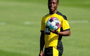 Dortmund cho thần đồng Moukoko... nghỉ học