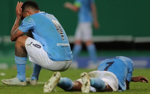 Dàn sao của Man City đổ gục xuống sân, bật khóc nức nở sau trận thua sốc tại Champions League