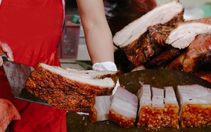 Có hàng thịt quay vỉa hè 30 năm tuổi ngon nức tiếng ở Hà Nội, không biển hiệu nhưng chiều nào cũng nườm nượp khách xếp hàng