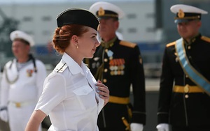 7 ngày qua ảnh: Nữ thủy thủ diễu hành trong ngày Hải quân Nga