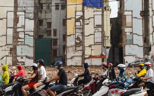 24h qua ảnh: Mọi người đi qua các ngôi nhà đang giải tỏa ở Hà Nội