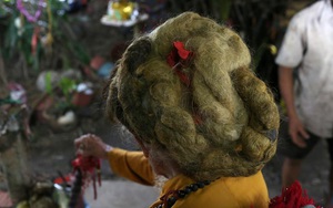 24h qua ảnh: Cụ ông Việt Nam nuôi tóc dài 5m suốt 70 năm