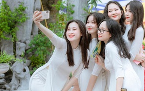 Lớp học Hà Nội gây choáng với 5 thủ khoa tốt nghiệp, điểm Văn cả lớp toàn trên 9